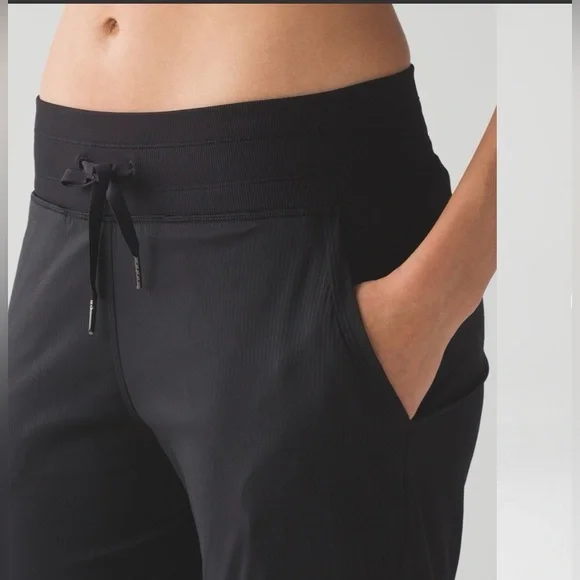 L-107 🍋 Lululemon 🍋 Dance Studio Crop 🔥 Gorgeous 🔥 - Picture 2 of 9